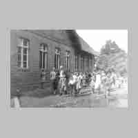 020-0039 Auf dem Schulhof die Lehrer Todtenhaupt und Turm mit den Kindern..jpg